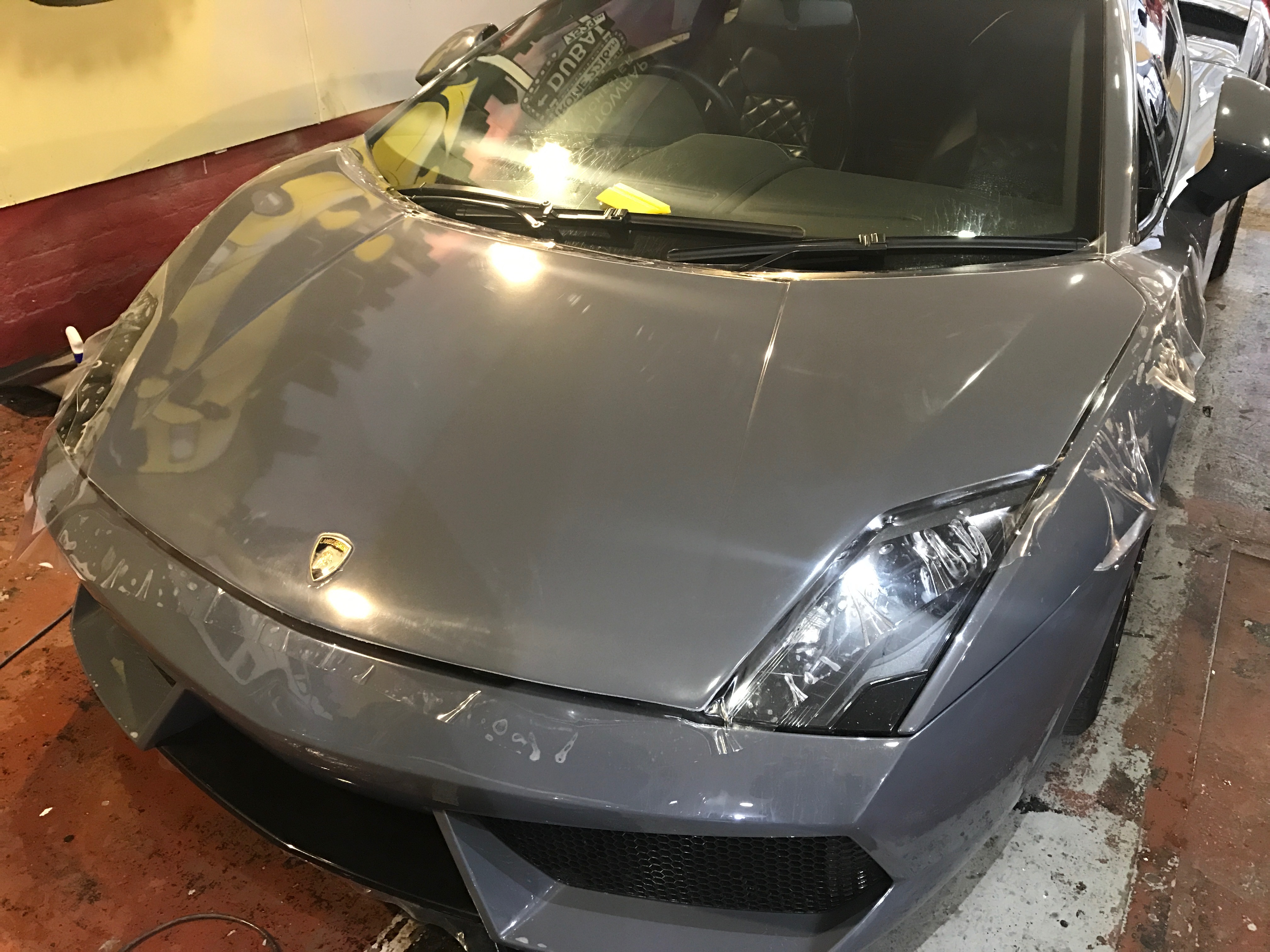 Обтяжка автомобиля прозрачной пленкой 