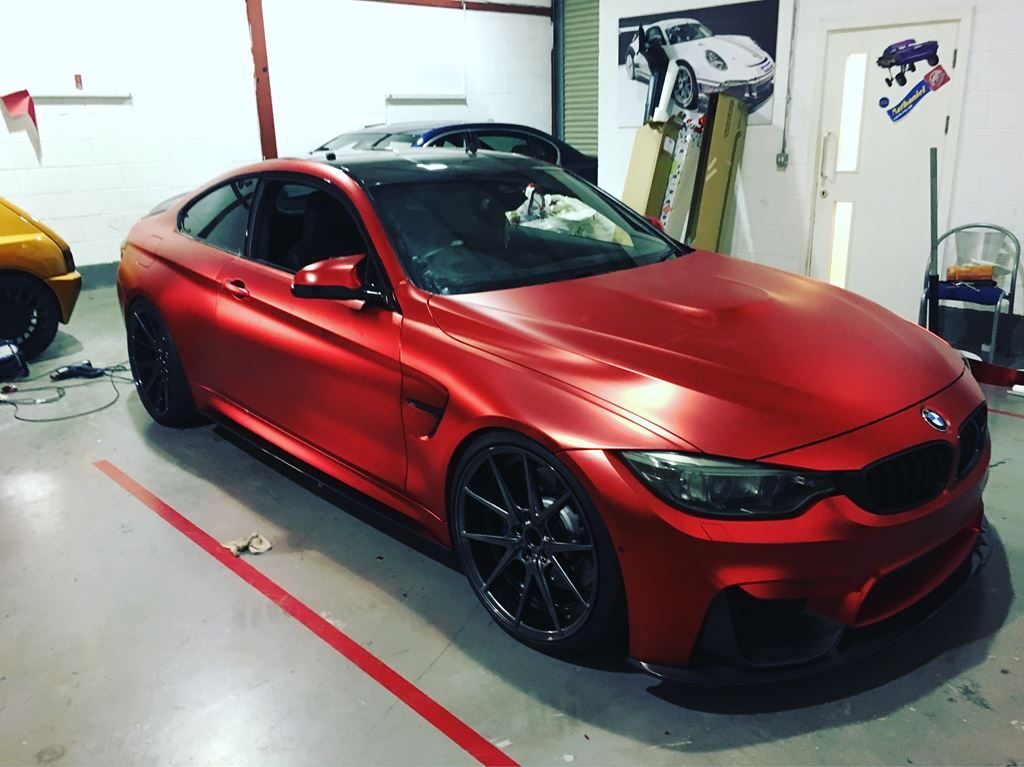 Покрытие авто красной пленкой 